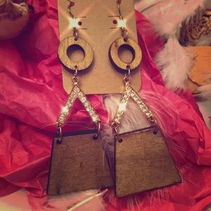 Dangle earrings with wooden details